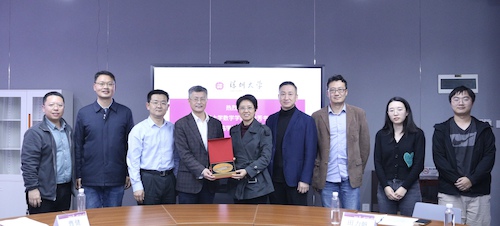在深圳大学数学科学老虎机
参观考察