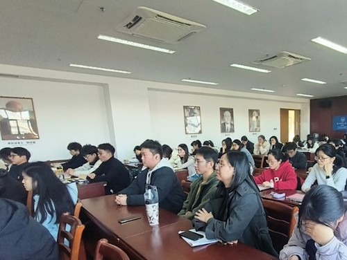 同学们认真听讲